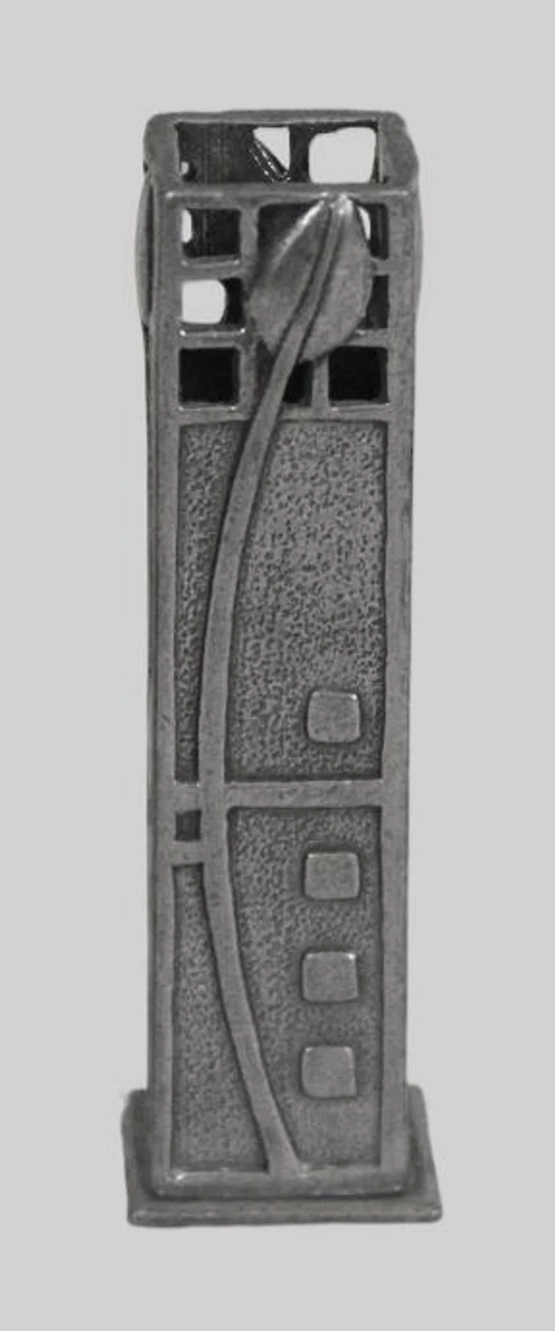 Set vaasjes naar ontwerp van C.R.Mackintosh - Zilver › Diversen - Set van 7 kleine verzilverde vaasjes naar ontwerp van Charles Rennie Mackintosh. Gelimiteerde oplage.
Gemerkt O   aeW: vermoedelijk Owen and Wild.
6.5cm hoog, 1.05cm vierkante basis.
Vroege 20e eeuw