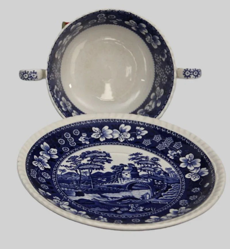 Set van 17 soepkommetjes - Porselein › Serviesgoed - €150.00 - Een set van 17 soepkommetjes met onderzetbord.
Gemerkt Spode Copeland, decor "Tower".
Diameter 18cm (onderzetbord)
Eerste helft 20e eeuw