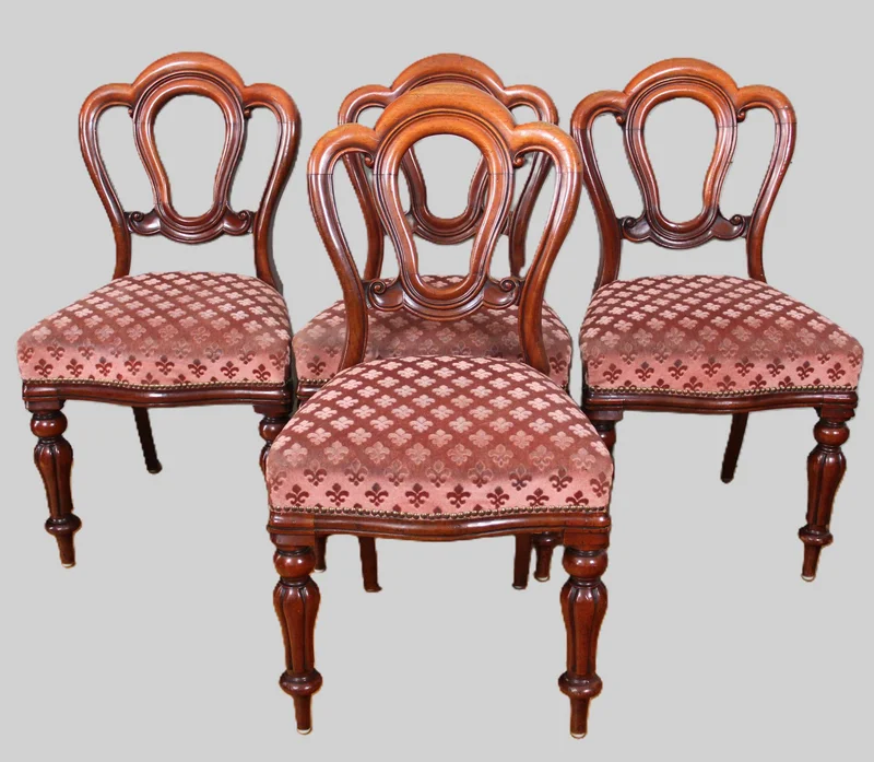 Set van 4 victoriaanse stoelen - Meubel › Zitmeubels - 4 Mahoniehouten stoelen met "fluted legs" en open rug.
Zitting later herstoffeerd.
Ca 1860-1880