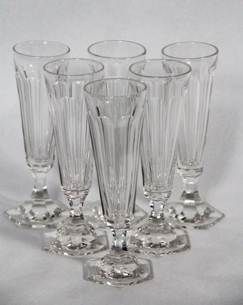 Set van 6 kristal fluitglazen - Glas › Diversen - €65.00 - Set van 6 kristal champagneflutes op zeshoekige voet.
Mogelijk Val Saint Lambert of uit de omgeving van VsL
17.5cm hoog
Vroege 20e eeuw