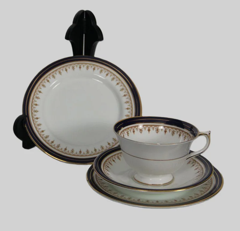 Set van 6 theetassen - Porselein › Serviesgoed - €110.00 - Set van 6 tassen met ondertas en dessertbord in wit porselein met goudrand en cobaltblauwe sierrand. Gemerkt AYNSLEY bone china.