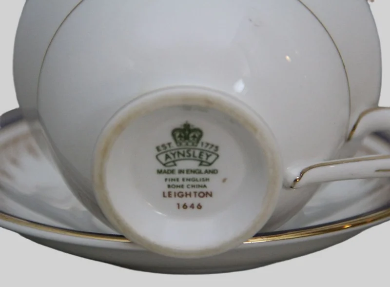Set van 6 theetassen - Porselein › Serviesgoed - €110.00 - Set van 6 tassen met ondertas en dessertbord in wit porselein met goudrand en cobaltblauwe sierrand. Gemerkt AYNSLEY bone china.
