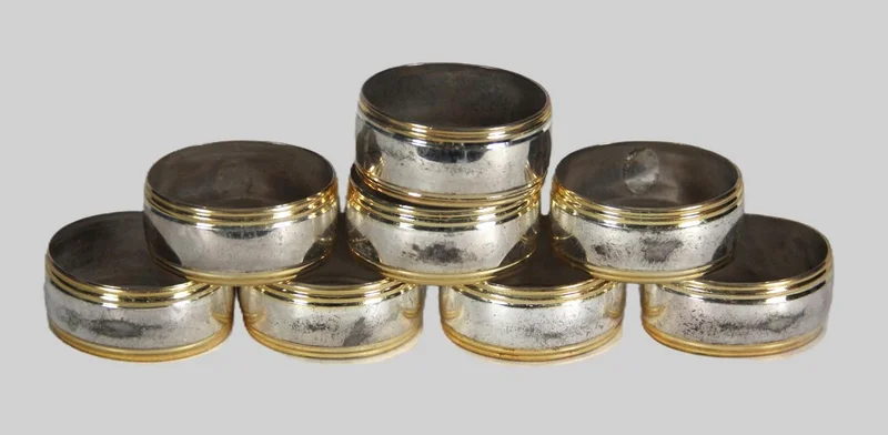 Set van 8 servietringen - Zilver › Serviesgoed - €65.00 - Set van 8 verzilverde servietringen in ovale vorm en goudkleurig aan de randen.
Vroege 20e eeuw