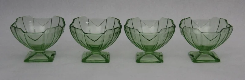 Set van ijscoupes - Glas › Diversen - €65.00 - Set van 4 ijscoupes in groen geperst glas.
Diameter 11cm, 8cm hoog
Ca 1950/1970