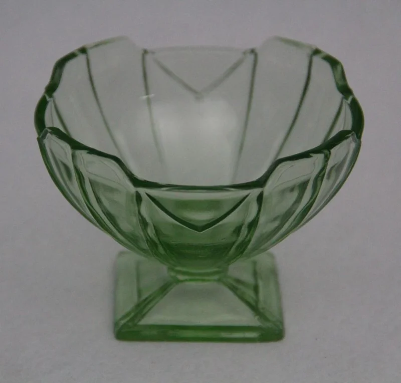 Set van ijscoupes - Glas › Diversen - €65.00 - Set van 4 ijscoupes in groen geperst glas.
Diameter 11cm, 8cm hoog
Ca 1950/1970