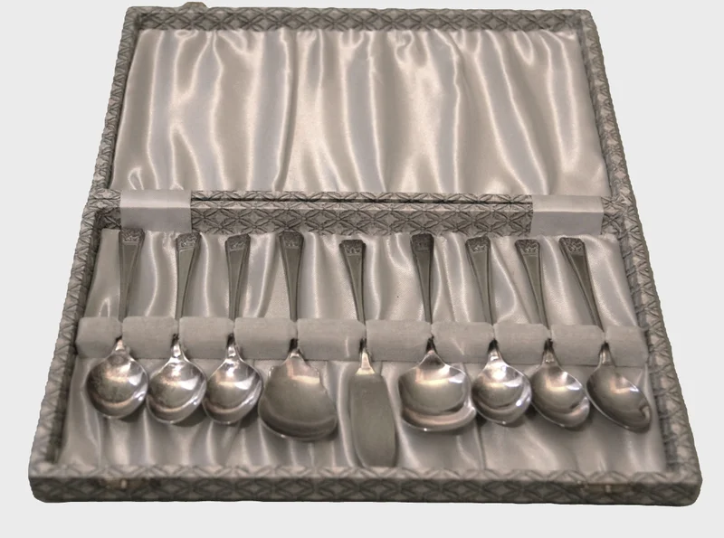 Set voor afternoon thea - Zilver › Serviesgoed - €35.00 - Set van 6 theelepeltjes, twee lepeltjes voor clothed cream en één botermes, alles in originele doos.
Gemrkt EPNS  A1 verzilvering (= zware verzilvering)
Ca 1940