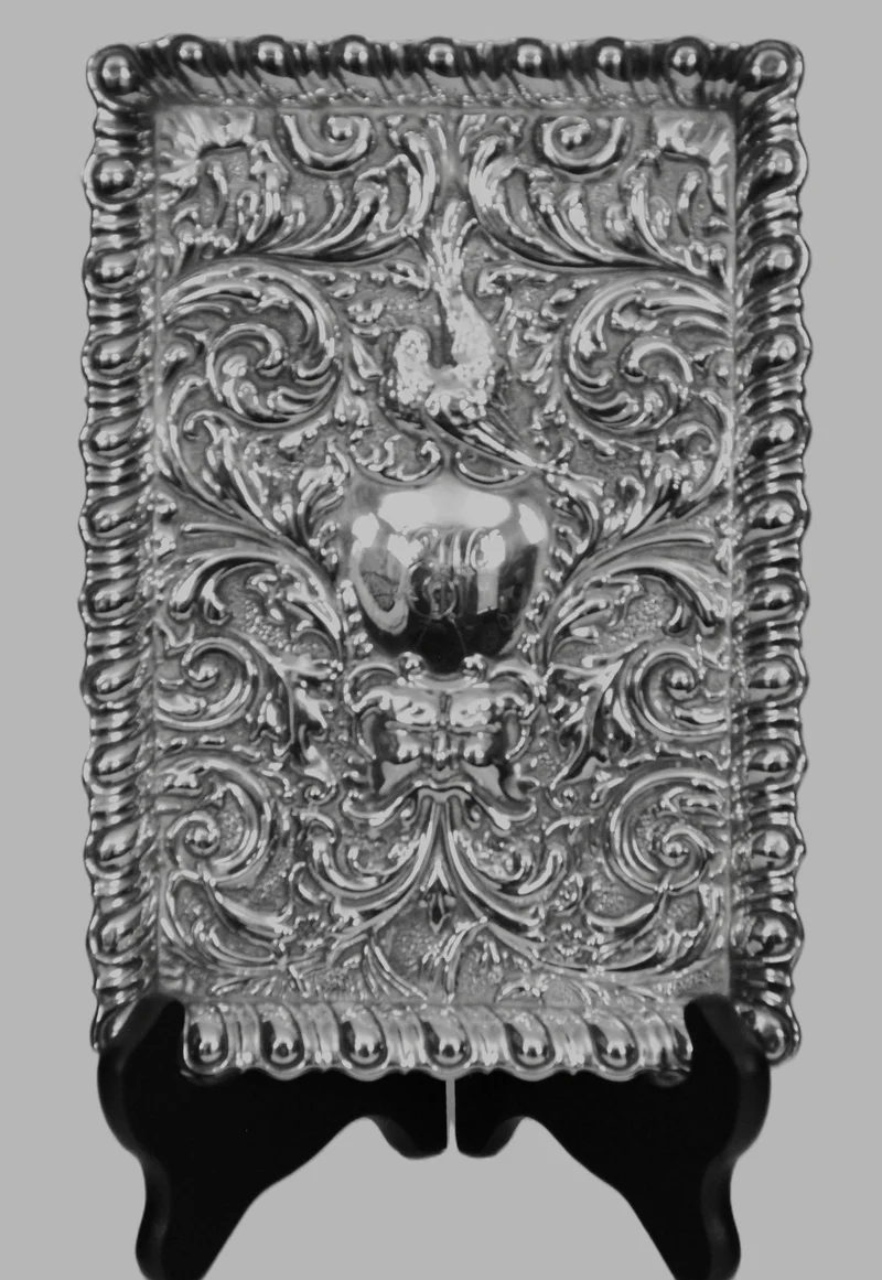 Sierplaat - zilver › Plateau's - €45.00 - Verzilverde sierplaat met geboste versiering in barokke stijl. Bruikbaar als plateautje.
26 x 18 cm
Niet gemerkt
Vroege 20e eeuw