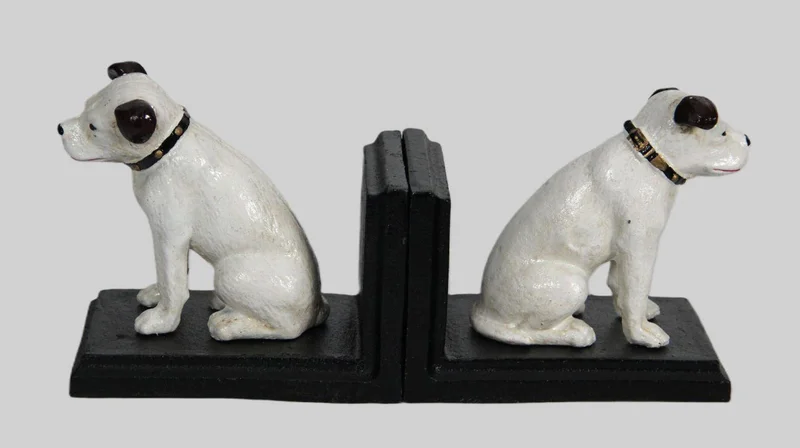 Stel gietijzer boekensteunen - Diversen › Figuren - €95.00 - Een stel boekensteunen in gietijzer met gezwarte voetplaten.
13 x 7.5cm, 12cm hoog.
Vroege 20e eeuw.