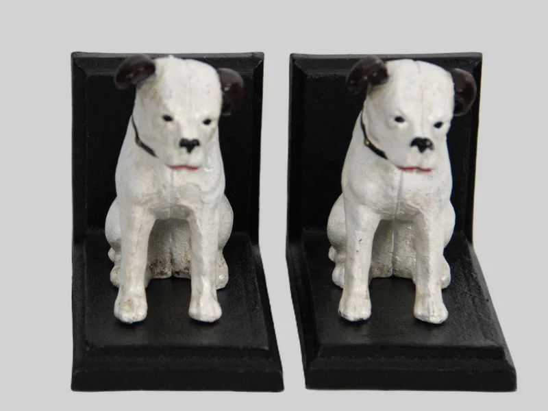 Stel gietijzer boekensteunen - Diversen › Figuren - €95.00 - Een stel boekensteunen in gietijzer met gezwarte voetplaten.
13 x 7.5cm, 12cm hoog.
Vroege 20e eeuw.