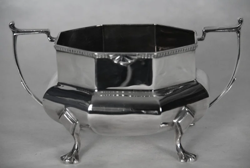 Suikerpot - Zilver › Serviesgoed - €18.00 - Verzilverde suikerpot.
Gemerkt H bross S, hardsolderd
16cm breed, 8cm hoog.
Ca 1940