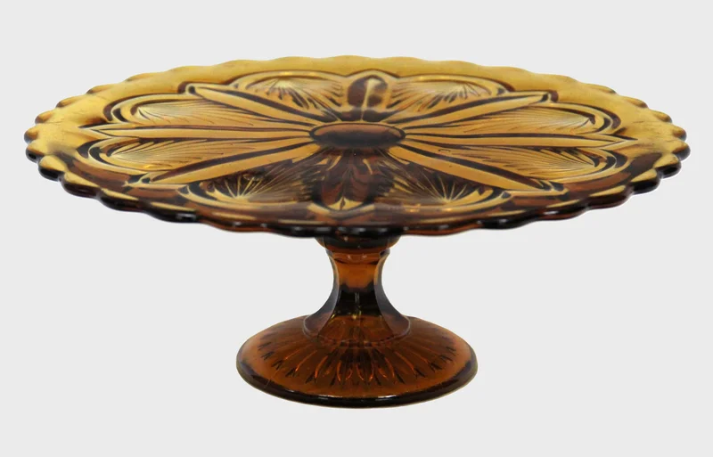Taartschotel in donker okerkleurig glas - Glas › Schalen - €45.00 - Taartschotel op voet in okerkleur, doorgekleurd.
27cm diameter, 11cm hoog.
Geperst glas
Vintage periode