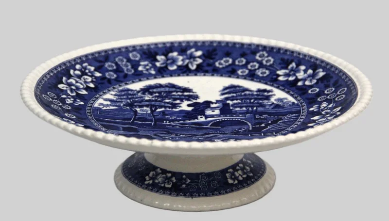 Taartschotel op voet - Porselein › Serviesgoed - €25.00 - Taartschotel op voet, gemerkt Spode Copeland,
decor "Tower".
24cm diameter, 7cm hoog.
Eerste helft 20e eeuw.