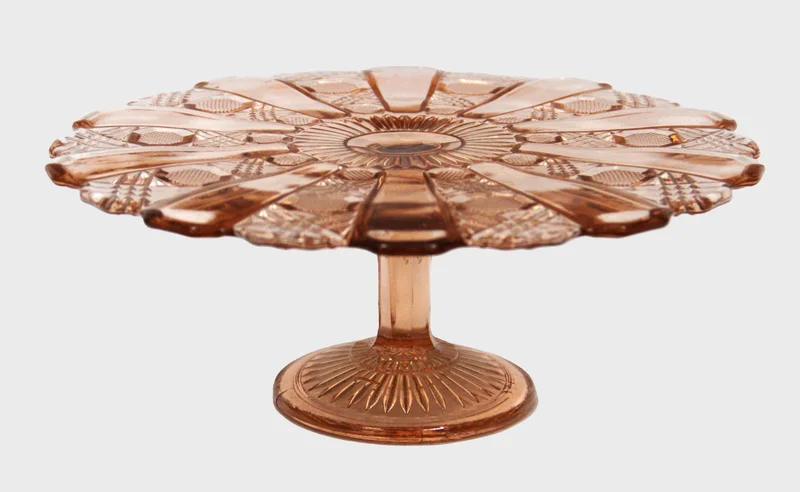 Taartschotel, roze glas - Glas › Schalen - Taartenschotel in roze glas
diameter 29.5cm; 11cm hoog
Periode 1930-1950

€