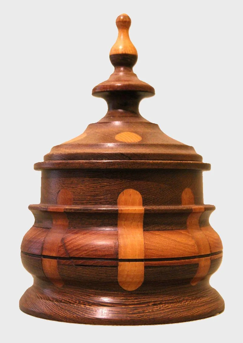 Tabaksdoos - Diversen › Dozen en kistjes - €80.00 - Hollandse tabaksdoos in eikenhout en diverse ingelegde houtsoorten.
16cm diameter, 23cm hoog.
Biedermeyer periode
19e eeuw