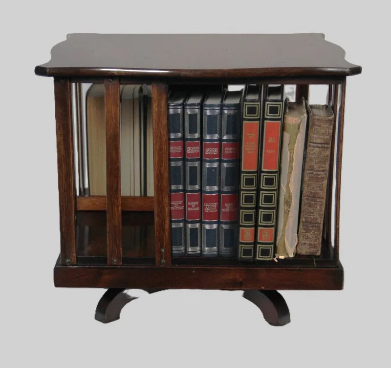 Tafelboekenmolentje - Meubel › Bijzetmeubel - €245.00 - Mahoniehouten tafelboekenmolentje.
33,5cm hoog; 37,5cm vierkant.
Georgean stijl, Edwardian periode; ca 1900/1930