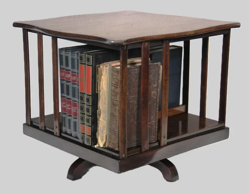 Tafelboekenmolentje - Meubel › Bijzetmeubel - €245.00 - Mahoniehouten tafelboekenmolentje.
33,5cm hoog; 37,5cm vierkant.
Georgean stijl, Edwardian periode; ca 1900/1930