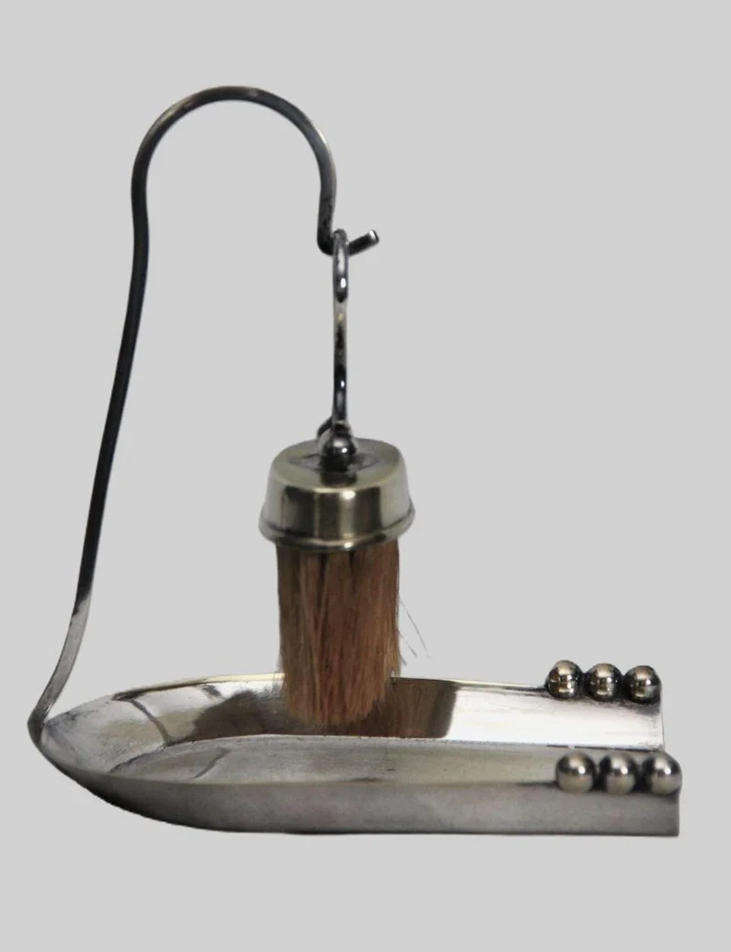 Tafelschuimer - Zilver › Diversen - €35.00 - Verzilverde tafelschuimer met schaaltje en borstel.
Vaag gemerkt, vermoedelijk Belgisch.
17cm hoog, 16cm lang
