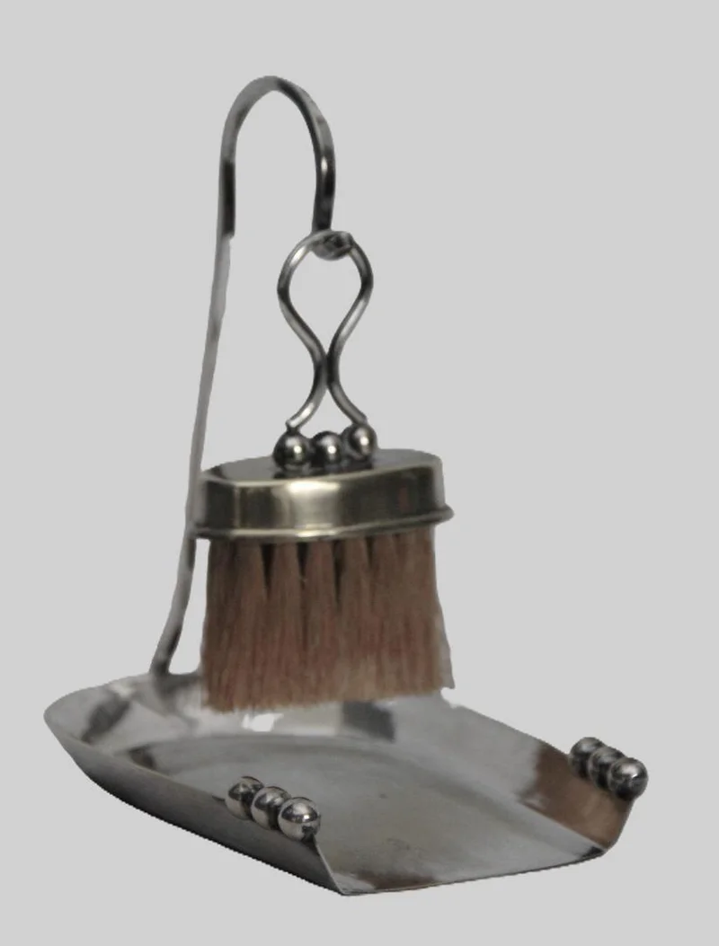 Tafelschuimer - Zilver › Diversen - €35.00 - Verzilverde tafelschuimer met schaaltje en borstel.
Vaag gemerkt, vermoedelijk Belgisch.
17cm hoog, 16cm lang
