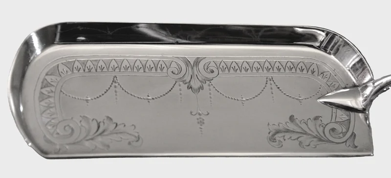 Tafelschuimer - Zilver › Serviesgoed - Verzilverde tafelschuimer met benen greep.
Niëllotechniek op de schep.
Lengte 37cm
Gemerkt: Harrison Brothers & Howson, London
1930-1940