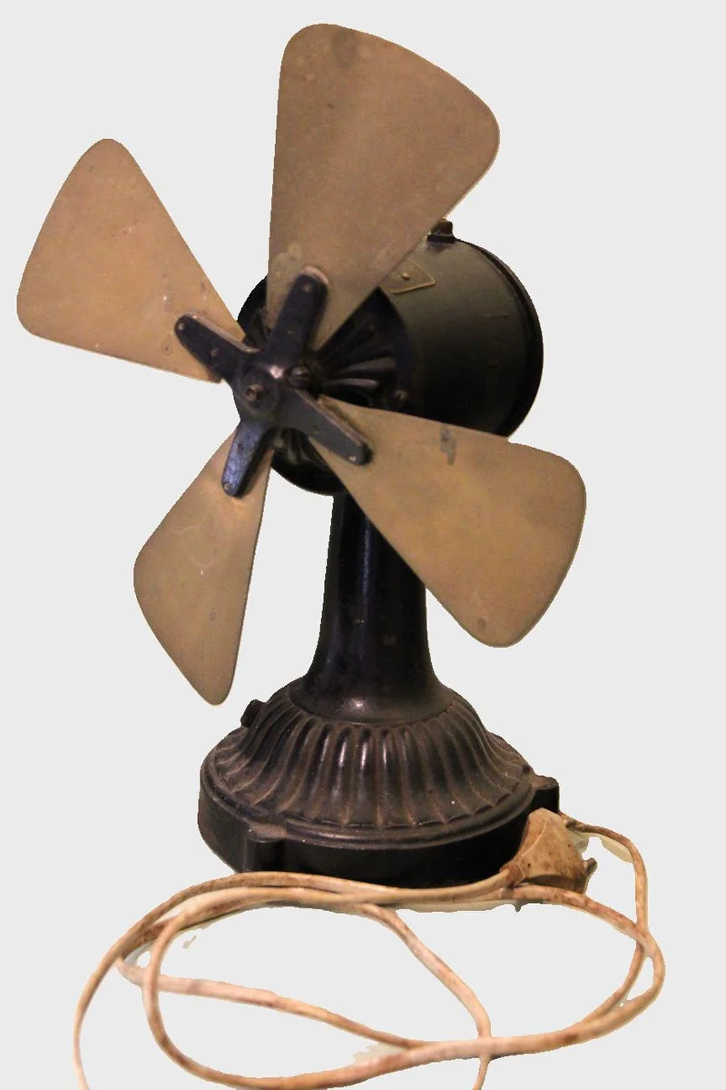 Tafelventilator - Diversen › Varia - €185.00 - Gietijzer voet met koper schroef.
Merkplaatje Dr Max Levy, type ZW050
Duitsland
1900-1920