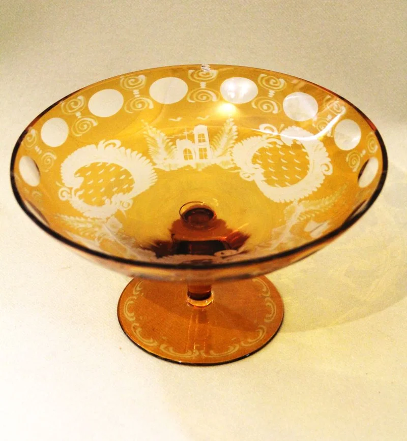 Tazza in geel kristal - Glas › Schalen - €80.00 - Kristal fruitschaal op voet.
Boheems kristal
20cm diameter, 11cm hoog
1930-1960