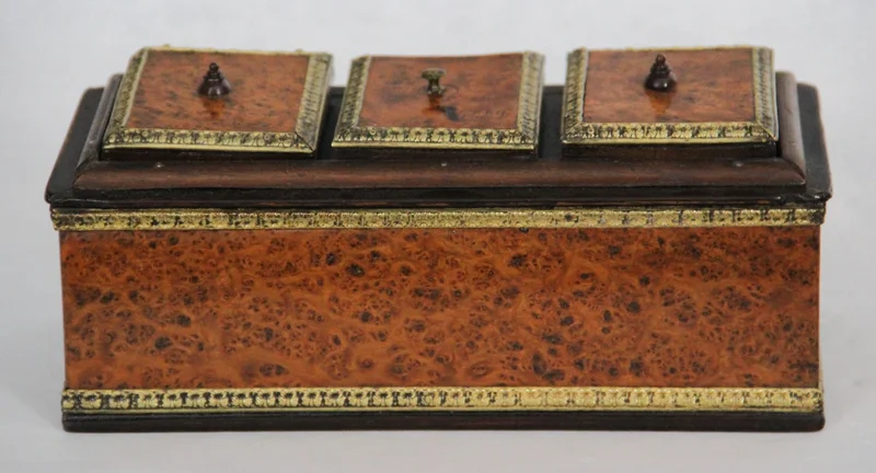 Theedoos - Diversen › Dozen en kistjes - €145.00 - Midvictoriaanse theedoos met drie compartimenten.
Afgewerkt in esdoornwortelhout (zgn vogeloogjes) en gezwart notenhout.
25 x 11cm  10cm hoog
Ca 1870