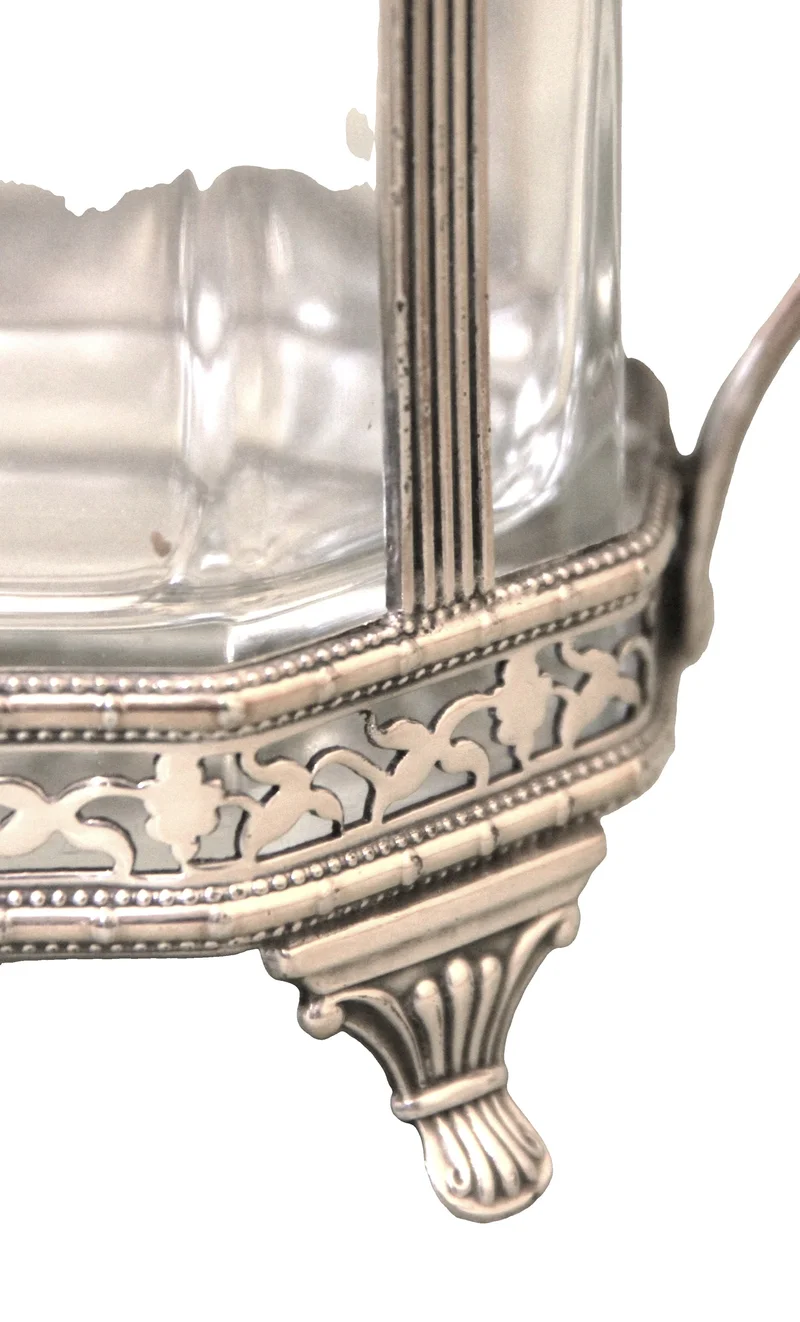 Theeglas in verzilverde houder - Zilver › Serviesgoed - €45.00 - Verzilverde geajoureerde houder.
Gemerkt EPNS  CG&Co
Charles Green, Birmingham 1905 tot 1982
12cm hoog