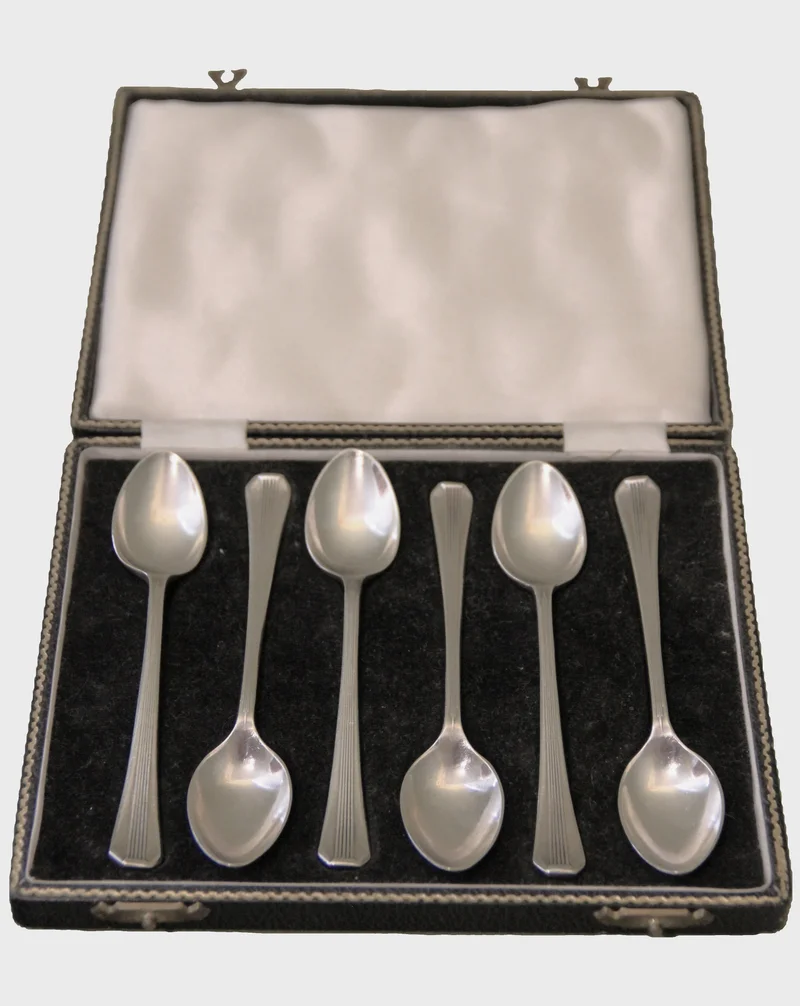 Theelepeltjes - Zilver › Serviesgoed - €22.00 - Set van zes verzilverde theelepeltjes in originele doos.
Gemerkt EPNS A1 (duidt op hoger gehalte zilver), GH Silvaseal
Vroege 20e eeuw