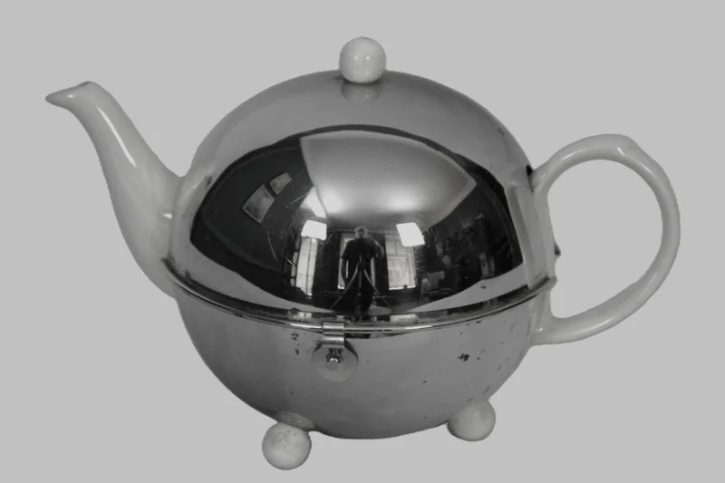 Theepot in warmhouder - zilver › Serviesgoed - €95.00 - Een theepot in wit ceramiek, verpakt in een verzilverde warmhouder.
Vintage periode; Ca 1960-1970
17cm hoog