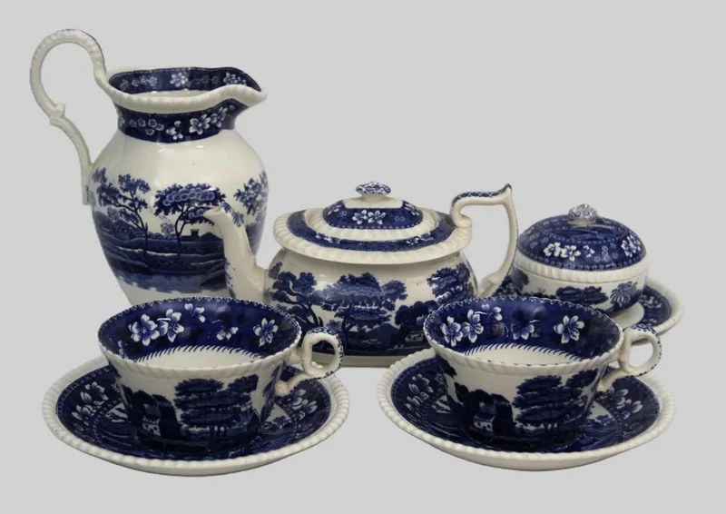 Theeservies voor 11 personen - Porselein › Serviesgoed - €100.00 - Theeservies met theepot, roomkan, suikerpot en 11 tassen met onderbord. In totaal 25-delig.
Gemerkt Spode Copeland, decor "Tower".
Eerste helft 20e eeuw.