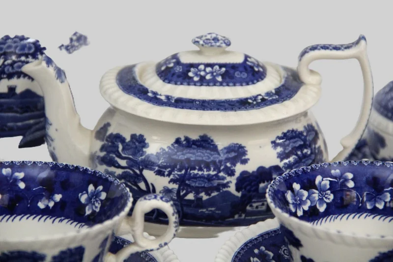 Theeservies voor 11 personen - Porselein › Serviesgoed - €100.00 - Theeservies met theepot, roomkan, suikerpot en 11 tassen met onderbord. In totaal 25-delig.
Gemerkt Spode Copeland, decor "Tower".
Eerste helft 20e eeuw.