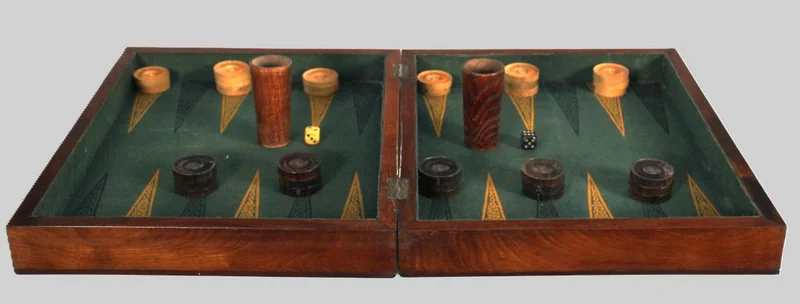 Trictrac speldoos - Diversen › Dozen en kistjes - Een speldoos in mahoniehout, ingericht voor tric-trac met bijhorende schijven en dobbelstenen.
45 x 36cm (gesloten doos).
Begin 20e eeuw.