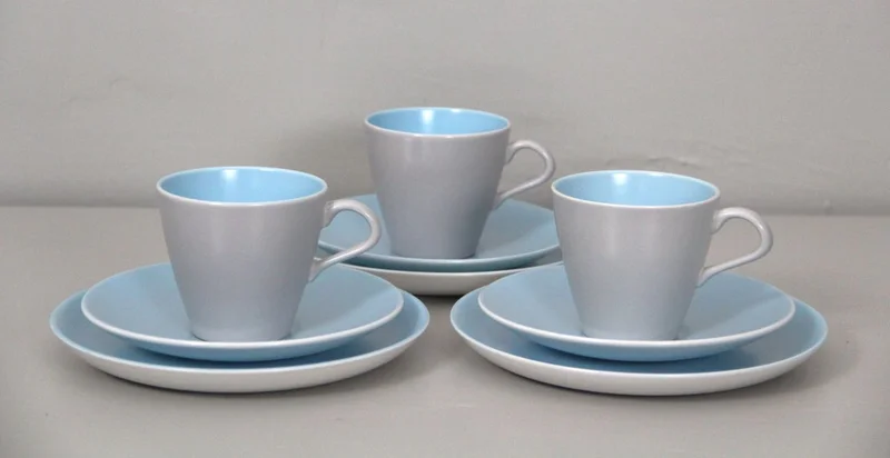 Trio tas, ondertas en dessertbord - Porselein › Serviesgoed - Set van drie tassen met ondertas en bijhorend dessertbord, gemerkt Poole.
Grijs-blauw decor.
Engeland
Periode 1960/1970