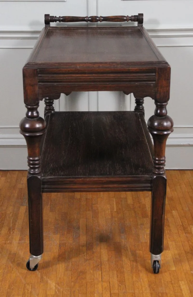 Trolley  - Meubel › Bijzetmeubel - €225.00 - Eikenhouten dienwagen op originele wielen.
Twee dienbladen.
80 x 42cm; 73cm hoog; onderste dienblad op 33cm hoogte en bovenste dienblad op 68cm hoogte.
Nederlandse makelij
ca 1930/1940