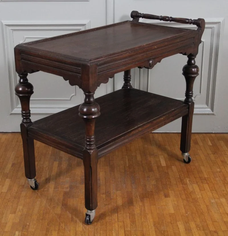 Trolley  - Meubel › Bijzetmeubel - €225.00 - Eikenhouten dienwagen op originele wielen.
Twee dienbladen.
80 x 42cm; 73cm hoog; onderste dienblad op 33cm hoogte en bovenste dienblad op 68cm hoogte.
Nederlandse makelij
ca 1930/1940