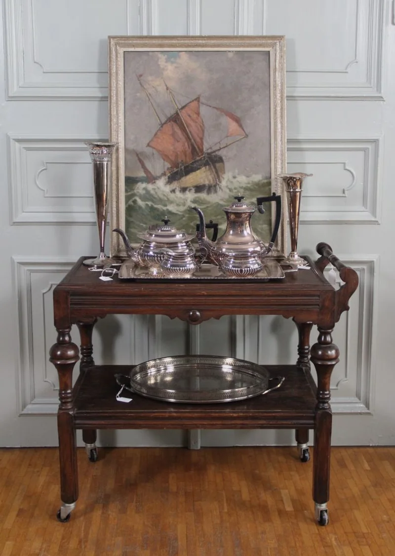 Trolley  - Meubel › Bijzetmeubel - €225.00 - Eikenhouten dienwagen op originele wielen.
Twee dienbladen.
80 x 42cm; 73cm hoog; onderste dienblad op 33cm hoogte en bovenste dienblad op 68cm hoogte.
Nederlandse makelij
ca 1930/1940