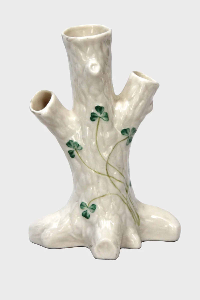 Vaasje belleek  - Porselein › Vazen - Klein vaasje voor 3 bloemen, versierd met klaverblad.
Gemerkt Belleek, 1965-1981
Ierse pottery uit county Firmanagh in Noord-Ierland
16 cm hoog