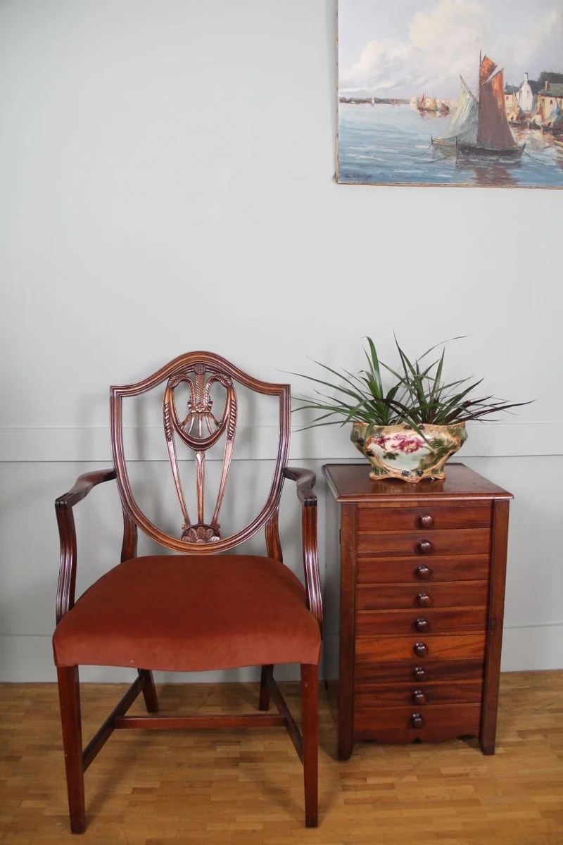 Veelladen kastje - Meubel › Kasten - €395.00 - Mahoniehouten veelladenkastje met 9 ondiepe schuifjes, gemeenschappelijk vergrendelbaar.
Originele houten trekkers.
41cm breed, 39cm diep, 67cm hoog.
Victoriaanse periode, 1850/1880