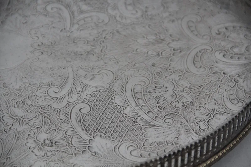 Verzilverd dienblad met galerij - Zilver › Schalen - €225.00 - Ovaal dienblad met geajoureerde galerij rondom. Blad zelf gegraveerd in neorococo motieven.
Gemerkt: Siverplated Sheffield
45 x 30 cm