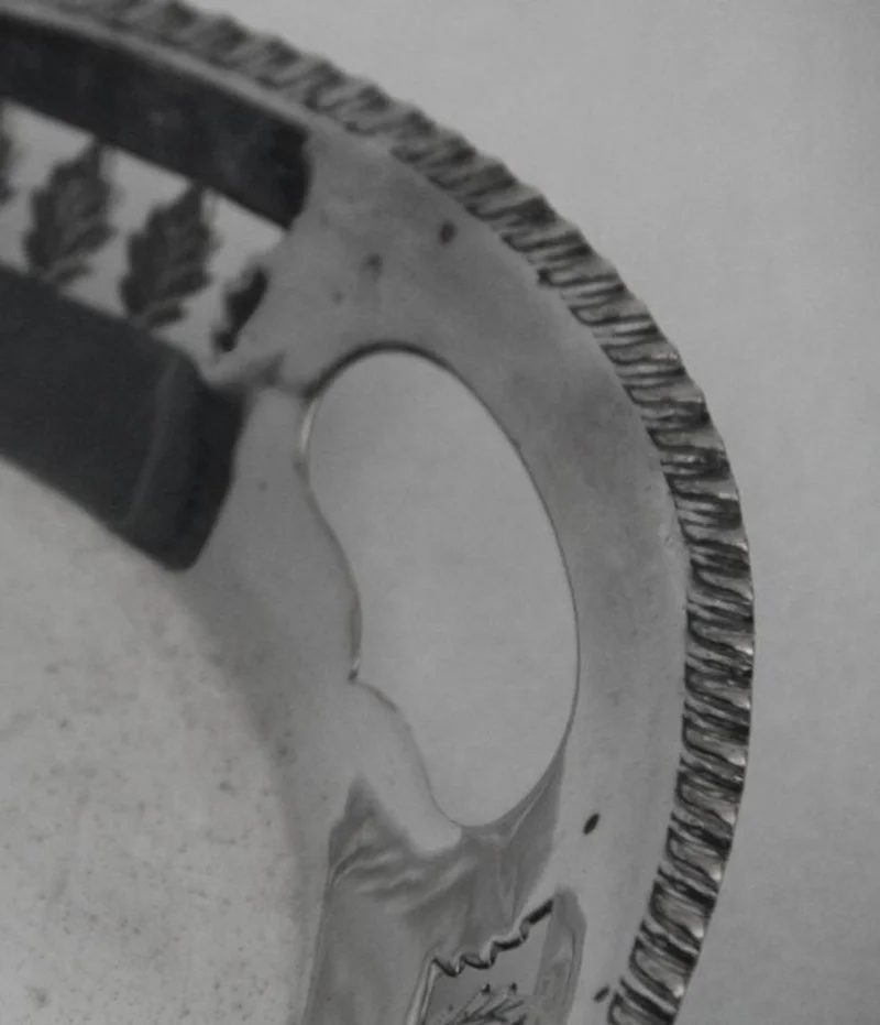 Verzilverd dienblad - Zilver › schalen - €165.00 - Ovale plateau met geajoureerde, schuin opstaande rand.
Gemerkt: Alex Clark Company London
1912-1936
47.5 x 31.5cm