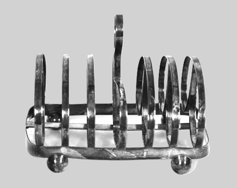 Verzilverd toastrek - Zilver › Serviesgoed - €20.00 - Toastrekje voor 6 toasts.
Hartvormig geplooide segmenten.
14cm lang, 11cm breed.
Vroege 20e eeuw.
Verzilverd