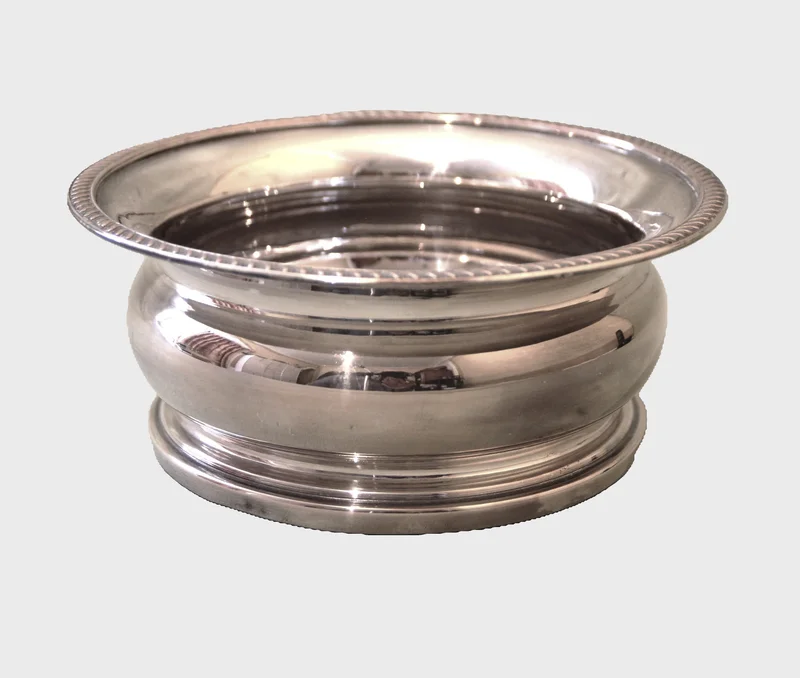 Verzilverde coaster (1) - Zilver › Serviesgoed - Onderzetter met houten bodem en verzilverde rand.
15cm diameter
1920-1940
niet gemerkt