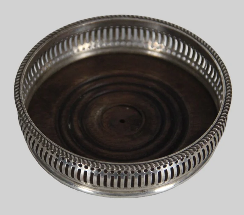 Verzilverde coaster (2) - Zilver › Diversen - €35.00 - Houten coaster met verzilverde galerij.
13.5cm diameter
Vroege 20e eeuw