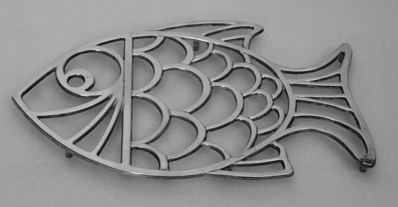 Verzilverde onderlegger - Zilver › Schalen - €75.00 - Vintage onderlegger in de vorm van een vis.
Gemerkt: Leonard Silverplate
1960-1970
27 x 17cm