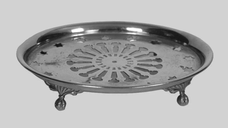 Verzilverde onderzetter - Zilver › Serviesgoed - Ovaal schoteltje als onderzetter voor koffiekan of andere warme schotels.
18 x 15cm ovaal.
Verzilverd.
Ca 1900