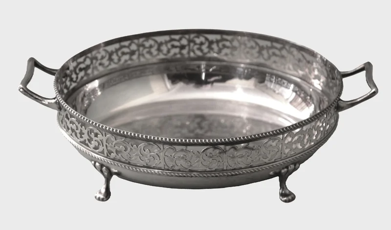 Verzilverde schaal (1) - Zilver › Diversen - €45.00 - Engelse verzilverde diepe schaal met handgrepen en op pootjes.
Ovaal 27 x 16 cm
Gemerkt EPNS + onleesbare stempel
Ca 1930-1940