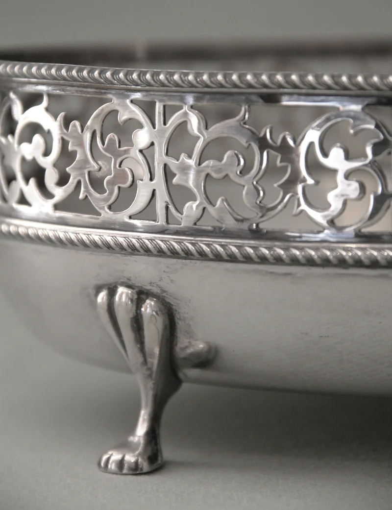 Verzilverde schaal (1) - Zilver › Diversen - €45.00 - Engelse verzilverde diepe schaal met handgrepen en op pootjes.
Ovaal 27 x 16 cm
Gemerkt EPNS + onleesbare stempel
Ca 1930-1940