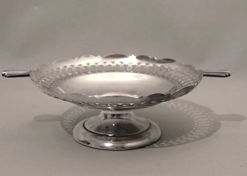 Verzilverde schaal (2) - Zilver › Plateau's - €45.00 - 21cm diameter, 8cm hoog
Gemerkt EPNS  A1-verzilvering (zware verzilvering)
1950 ingegraveerd
Renowm