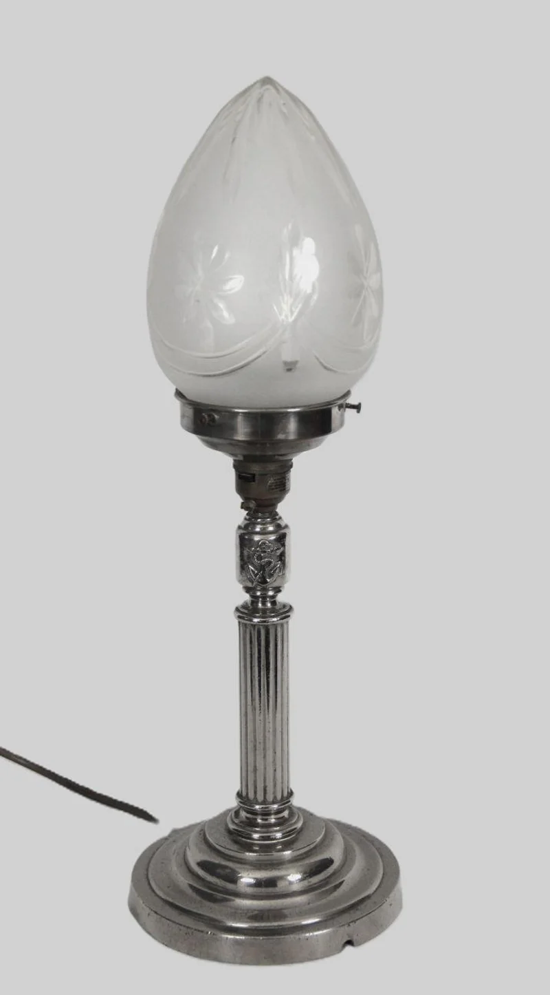 Verzilverde scheepslamp - Diversen › Verlichting - €165.00 - Tafellamp in verzilverd metaal met verzwaarde voet.
46cm hoog.
Vroege 20e eeuw.