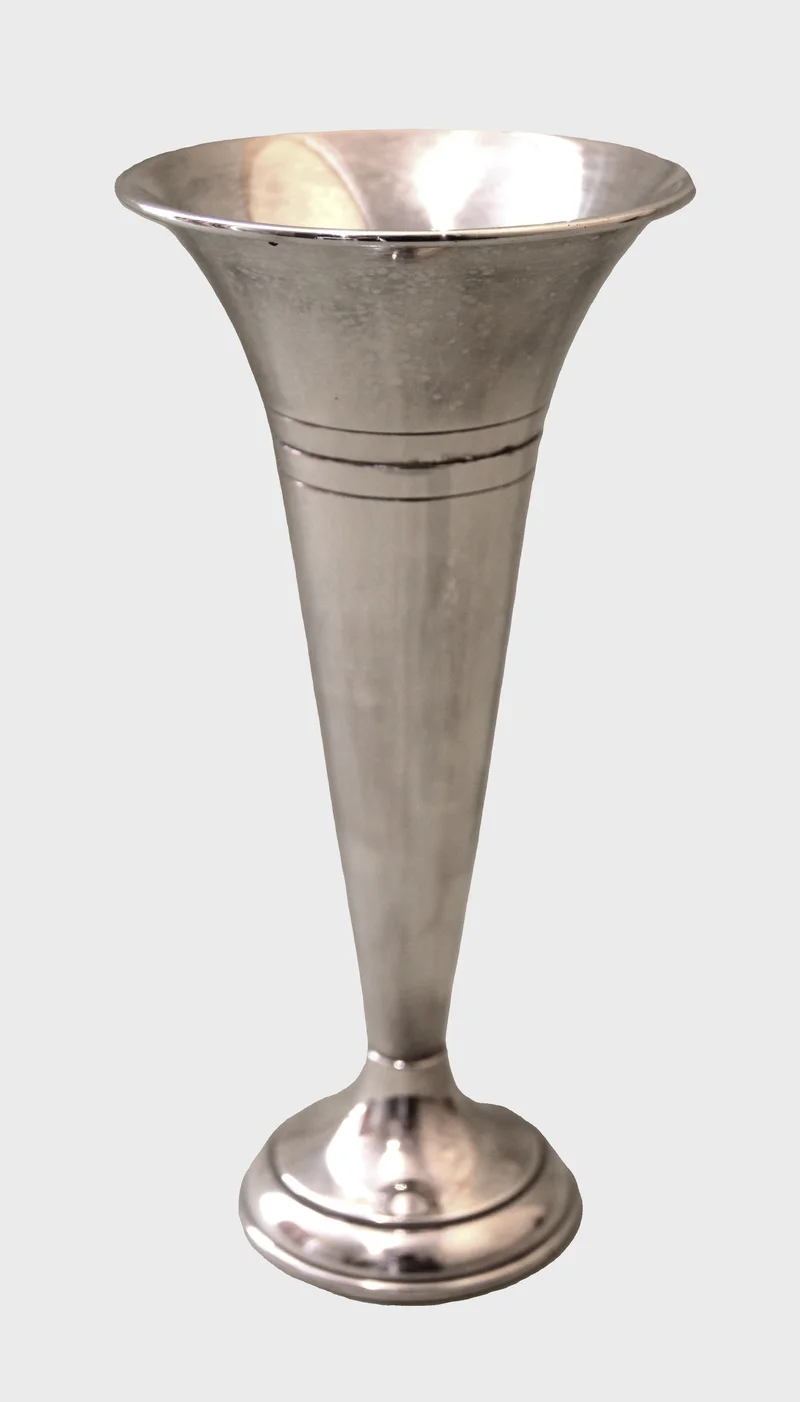 Verzilverde tulpvaas (1) - Zilver › Diversen - 22.5cm hoog, 10cm diameter
1930-1950
niet gemerkt